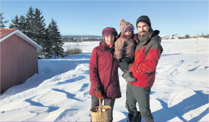  ??  ?? Émilise Lessard-Therrien avec sa fille Solène et son conjoint Frédérick dans son havre de paix au Témiscamin­gue.