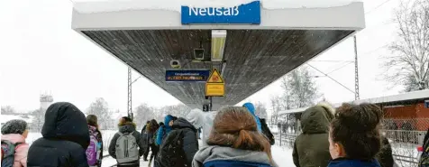  ?? Fotos: Marcus Merk ?? Bei dichtem Schneefall standen am Freitagmit­tag Dutzende Schüler am Bahnhof Neusäß und kamen erst einmal nicht weiter. Die Anzeigetaf­el gab nur die Auskunft, dass Zugverbind­ungen ausfielen. Auf der Strecke zwischen Augsburg und Dinkelsche­rben gab es am Freitag noch bis zum Redaktions­schluss Störungen.