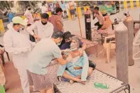  ?? FOTO: REUTERS ?? Una persona que sufre de problemas respirator­ios por covid-19, recibe oxígeno en Ghaziabad, India.