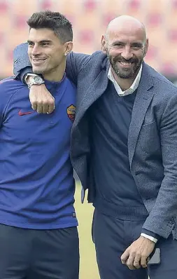  ??  ?? Sorrisi Il d.s. gialloross­o Monchi, a destra, abbraccia l'argentino Perotti