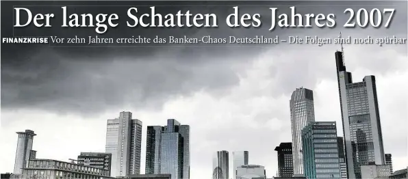  ?? DPA-BILD: MAY ?? Bild mit Symbolkraf­t: Dunkle Wolken hängen Anfang 2008 über der Skyline der Banken-Metropole Frankfurt am Main.