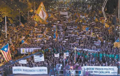  ??  ?? Moradores de Barcelona, principal cidade da Catalunha, foram às ruas pedindo a libertação dos separatist­as