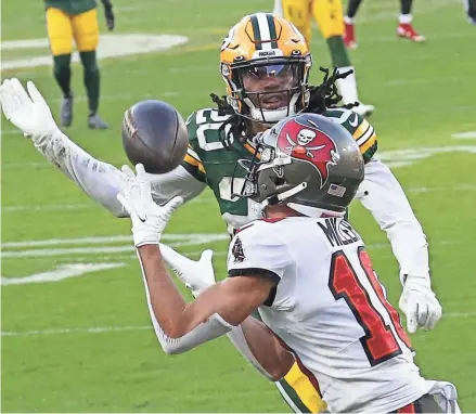  ?? MIKE DE SISTI / MILWAUKEE JOURNAL SENTINEL ?? Buccaneers wide receiver Scotty Miller catches a touchdown pass right before halftime of the NFC championsh­ip game, beating Packers cornerback Kevin King.