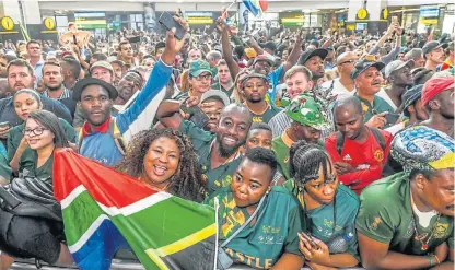  ?? /Sydney Seshibedi/Gallo Images ?? Heroes welcome: Part of the huge crowd of fans that greeted Springbok players at OR Tambo Airport on Tuesday.