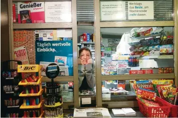  ?? Fotos: Alexander Kaya ?? Sabine Cornelia Rück verkauft im Kiosk A2 nicht nur Zeitungen und Tabakwaren: Auch als Paket Shop und Reinigungs Annah mestelle fungiert(e) das Büdchen an der Augsburger Straße.