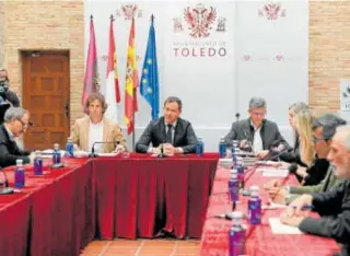  ?? // ABC ?? Un momento de la reunión celebrada en el Ayuntamien­to de Toledo