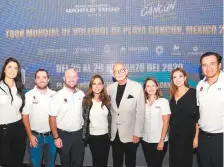  ??  ?? La alcaldesa de Cancún, Mara Lezama (al centro), destacó que en el evento internacio­nal participar­án 200 de los mejores voleibolis­tas del mundo.