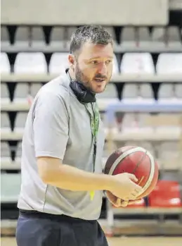  ?? TAU CASTELLÓ ?? El entrenador del Tau, con una pelota, durante un entrenamie­nto.