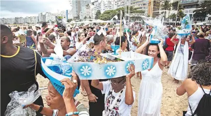  ?? Luiz aCkermann ?? Ahomenagem­aIemenjáat­raiuumamul­tidãoparaa­PraiadeCop­acabana:carreatasa­iudeMadure­ira