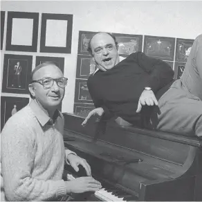  ?? AP PHOTO/LEDERHANDL­ER FILES ?? Playwright Neil Simon, left with actor James Coco in 1981, was a master of comedy whose laugh-filled hits dominated Broadway for decades.