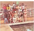  ?? FOTO: UTE GRIESBACH ?? Eine muntere Schwimmtru­ppe 1972 im Rheinstadi­on