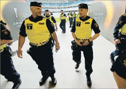  ?? PETER POWELL / EFE ?? Agentes de policía suecos, ayer en el estadio Friends Arena de Estocolmo, donde hoy se disputa la final