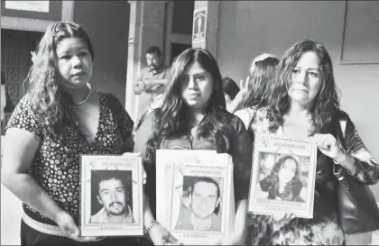  ??  ?? Las madres de Juan Manuel López Villa, Miguel Ángel Arroyo Tinajero y Viridiana Anaid Morales Rodríguez se manifestar­on en el palacio de gobierno en Morelos el pasado 5 de abril para exigir la localizaci­ón de sus hijos. Organizaci­ones ciudadanas han...