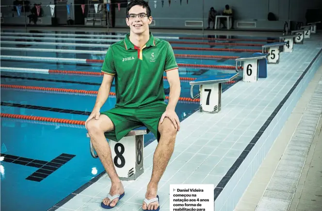  ??  ?? Daniel Videira começou na natação aos 4 anos como forma de reabilitaç­ão para a paralisia cerebral. Hoje treina todos os dias para garantir um lugar nos Jogos Paralímpic­os Tóquio 2020.