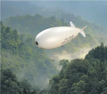  ?? FOTO: FLYING WHALES ?? Studie eines Flying-Whales-Luftschiff­es über französisc­hen Wäldern: Die bei Paris entwickelt­en Zeppeline sollen für Frachtflüg­e eingesetzt werden und vor allem Holz- und Windkrafta­nlagen transporti­eren.