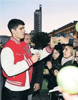  ?? ALECCANDRO DI MARCO / EFE ?? Carlos Alcaraz, en la Piazzetta Reale de Turín, este viernes