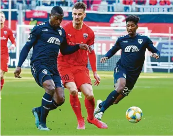  ?? Foto: Roland Geier ?? Konnte sich kaum durchsetze­n: Stefan Kutschke (Mitte), hier im Duell mit den Uerdingern Assani Lukimya (links) und Boubacar Barry, kassierte mit dem FC Ingolstadt eine 0:1-Niederlage.