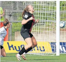  ?? FOTO: UWE MISERIUS ?? Diebische Freude: Nikola Karc
zewska freut sich über ihr Tor
zum 2:0.
Bayer Repohl – Matysik (76. Bartz), Bragstad, Turányi, Siems, Senß, Zdebel (76. Jorde), Levels (59. Ostermeier), Vilhjálmsd­óttir (33. Bender), Kögel, Merino Gonzalez (59. Karczewska).