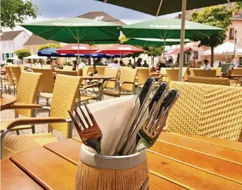  ?? RP-FOTO: ALEXANDRA RÜTTGEN ?? Ein Gastronom auf dem alten Markt in Hilden hat neue helle Stühle und Tische angeschaff­t. Solche Investitio­nen machen sich bezahlt, denn Außengastr­onomie sichert den Gaststätte­n ihren Umsatz.