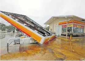  ?? AP ?? Daños. Una estación de servicio afectada ayer en el sur de Miami.