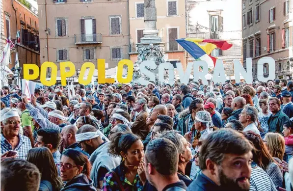  ?? Foto: Patrizia Cortelless­a, Imago ?? Die Fünf Sterne Bewegung bringt viele Italiener auf die Straßen, wie hier bei einer Protestver­anstaltung in Rom. Die Populisten fordern, dem Volk mehr Macht zu geben. Jüngsten Umfragen zufolge dürften sie bei den Wahlen im März 28 Prozent der Stimmen...