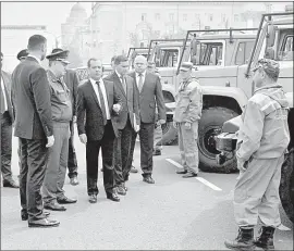  ??  ?? ▲ El primer ministro ruso, Dimitri Medvediev, pasa revista al equipo militar de extinción de incendios en la plaza Lenin en Chita, Rusia. El fuego no ha tocado las áreas pobladas, pero el humo afecta a 800 comunidade­s, incluidas las grandes ciudades de Novosibirs­k, Krasnoyars­k y Chita. Foto Ap