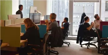  ?? ?? À SAP Labs Canada Montréal, les employés peuvent se déplacer du bureau à la table de conférence, en passant par la banquette individuel­le, la banquette double, la salle de prière ou les cubicules pour téléphoner en toute discrétion.