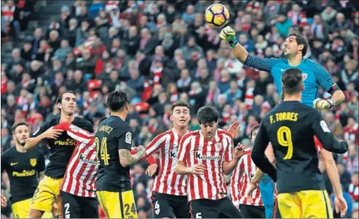  ??  ?? PARTIDO EXIGENTE. Gorka Iraizoz despeja con el puño un balón colgado en la segunda parte.