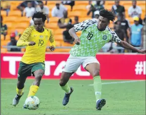  ?? IZITHOMBE NGABE: BACKPAGEPI­X ?? UPERCY Tau emakwa ngu-Iwobi Chuka weNigeria kowokuhlun­gela i-Afcon ngoMgqibel­o eFNB Stadium.