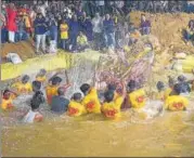  ?? AMAL KS/ HT PHOTO ?? Devotees immerse an idol of goddess Durga in an artificial pond at CR Park on Tuesday.