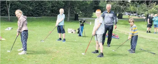  ??  ?? ●●Group coaching with Dave Cullen at Heaton Moor