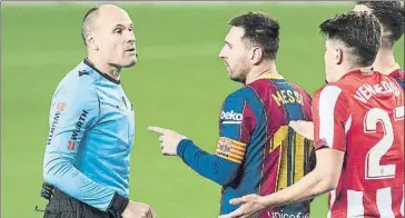  ?? FOTO: PERE PUNTÍ ?? Mateu Lahoz dirigirá el Clásico, y lo hará por sexta vez tras una victoria azulgrana, tres blancas y un empate