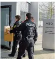  ?? FOTO: STEFAN PUCHNER/DPA ?? Polizisten betreten die Audi-Zentrale in Ingolstadt.