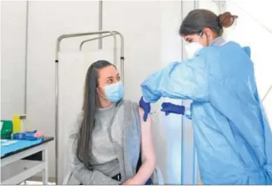  ?? RAFAEL GONZÁLEZ ?? Vacunación de sanitarios en el centro de salud de Alborán (Almería).