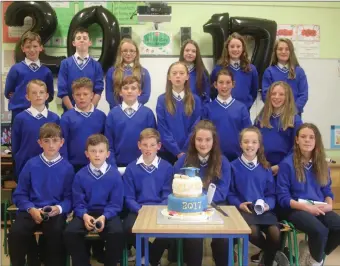  ?? 6th Class students from Sliabh a’ Mhadra N.S. celebratin­g their Graduation with a specially made cake on Monday. ??