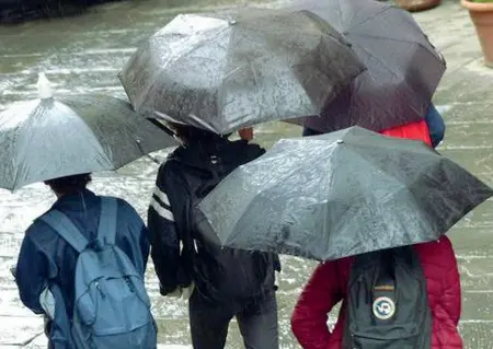  ??  ?? Tutti a casa Le scuole venete, di ogni ordine e grado, resteranno chiuse anche oggi: il provvedime­nto diramato dai prefetti ha scatenato un acceso dibattito sui social