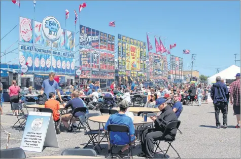  ??  ?? Sunshine on Saturday and Sunday brought out Ribfest fans.