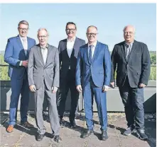  ?? FOTO: KREIS WESEL ?? Freuen sich über die Kooperatio­n: Landrat Ingo Brohl (l.), Bürgermeis­ter Sven Kaiser (mi.), Achim Ingenillem (2.v.r.), Dietmar Ingenhaag (2.v.l.) und Klaus Spandick.