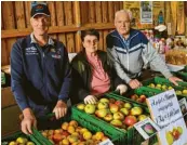  ??  ?? Die beste Ernte überhaupt hatte Familie Wiedenmann in Bergheim dieses Jahr: 90 Zentner Obst erwarten (von links) Stefan, Elisabeth und Josef Wiedenmann heuer.