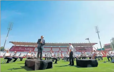  ??  ?? La banda municipal de Albacete interpreta el himno en el acto de ayer por el aniversari­o del estadio.