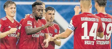  ?? DPA-BILD: HEIMKEN ?? Die Vorbereitu­ng verlief vielverspr­echend: Im Saisoneröf­fnungsspie­l im Volksparks­tadion bezwang der HSV den französisc­hen Spitzenclu­b AS Monaco mit 3:1. Zugang Khaled Narey (Zweiter von links) traf und wurde bejubelt.