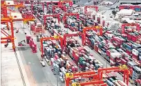  ?? CORTESÍA ?? Comercio. La llegada e ida de contenedor­es en el puerto de Guayaquil.