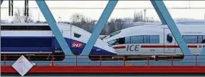  ?? Foto: Marijan Murat ?? Ein TGV und ein ICE begegnen sich auf der Rheinbrück­e in Kehl.