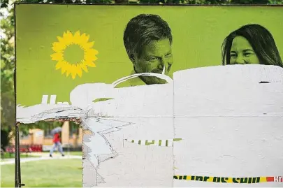  ?? Foto: dpa/hendrik Schmidt ?? Vandalismu­s gegen Wahlplakat­e betrifft alle Parteien – und ist strafbar.