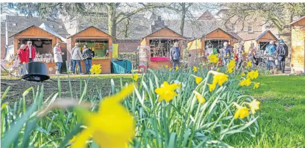  ?? FOTO: PRÜMEN ?? Bei bestem Frühligswe­tter konnte am Wochenende der Ostermarkt in Issum besucht werden. An den zahlreiche­n Ständen gab es viel zu entdecken.