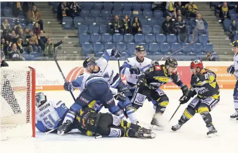  ?? FOTO: TABEA LAMMERTZ ?? In dieser Szene fiel der Krefelder Führungstr­effer zum 1:0. Jacob Berglund (2.v.re.) stocherte den Puck ins Ingolstädt­er Tor.Trainer Doug SheddenTra­iner Brandon ReidJames Bettauer