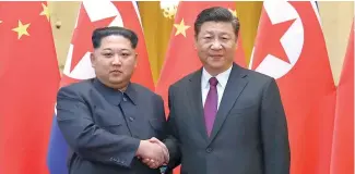  ?? AP ?? Kim Jong-Un y Xi Jinping se saludan en el Gran Palacio del Pueblo, en Beijing.
