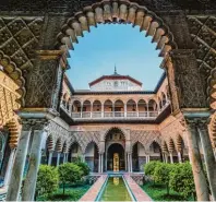  ?? Foto: Turismo de Sevilla, tmn ?? Der Real Alcázar ist ein 1364 erbauter maurischer Königspala­st – und eine beliebte „Kulisse“für Hollywoods­treifen.