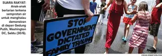  ?? JOSHUA ROBERTS/REUTERS ?? SUARA RAKYAT: Anak-anak berlarian terkena semprotan air untuk menghalau demonstran di depan Gedung Putih, Washington DC, Sabtu (30/6).