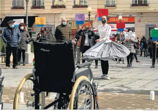  ?? PABLO GONZÁLEZ / EP ?? Familiares de usuarios de residencia­s y centros de día se concentran en recuerdo de los residentes que han fallecido por Covid-19, ayer en Vitoria.